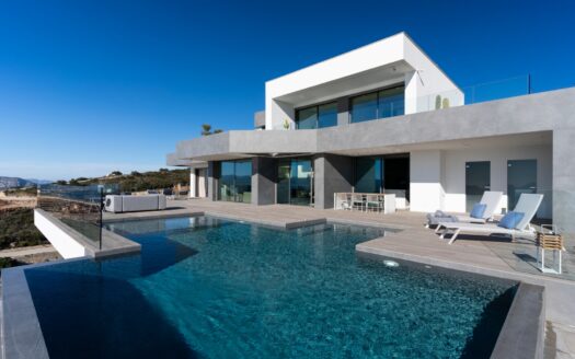 New iconic villa in Cumbre del Sol.