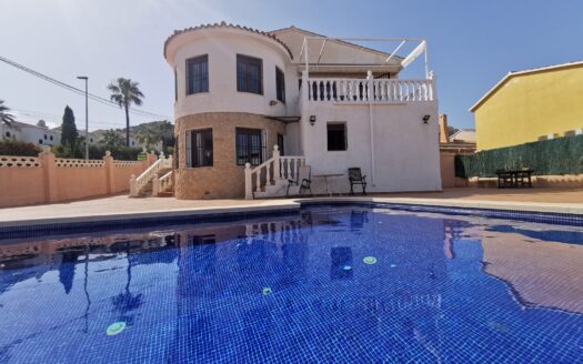 Hermosa villa en venta a poca distancia del centro y de la playa de Albir.