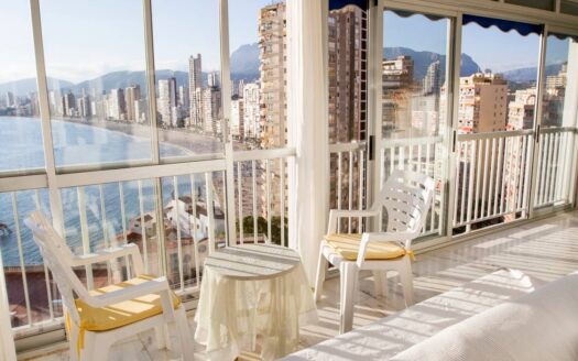 Lovely corner flat with tourist licence in Benidorm.